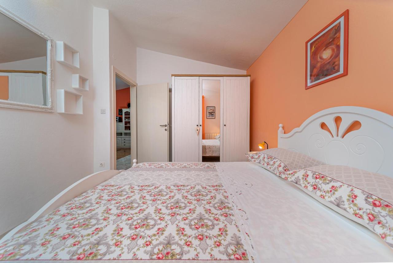 Apartments Villa Lilla Baška Voda Buitenkant foto