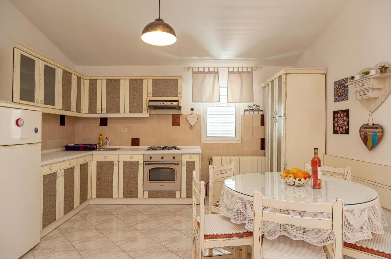 Apartments Villa Lilla Baška Voda Buitenkant foto