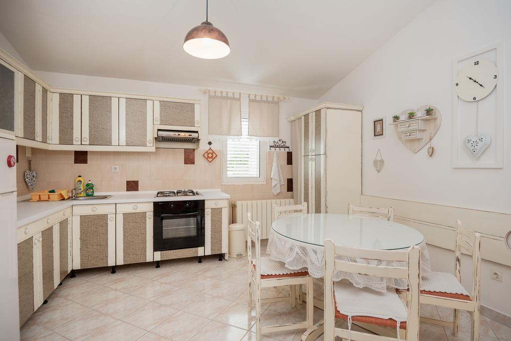 Apartments Villa Lilla Baška Voda Buitenkant foto