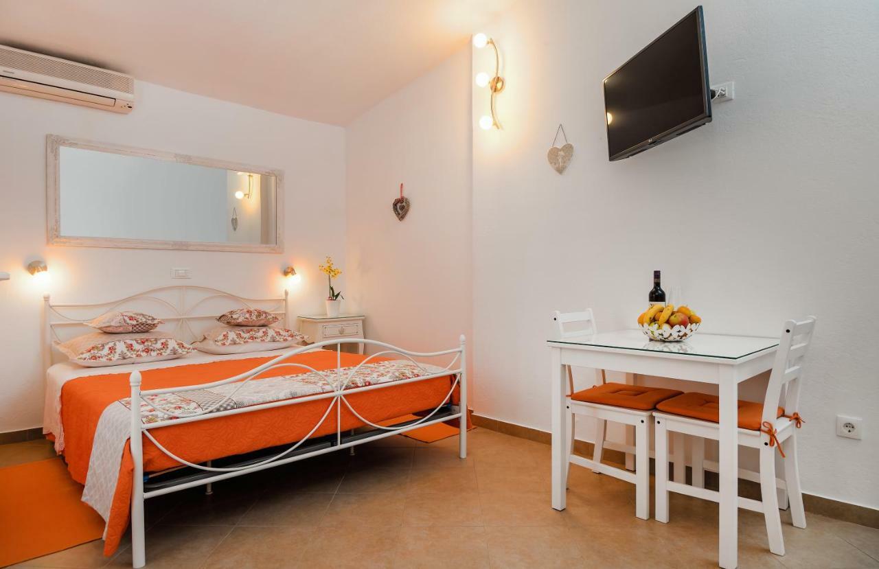 Apartments Villa Lilla Baška Voda Buitenkant foto