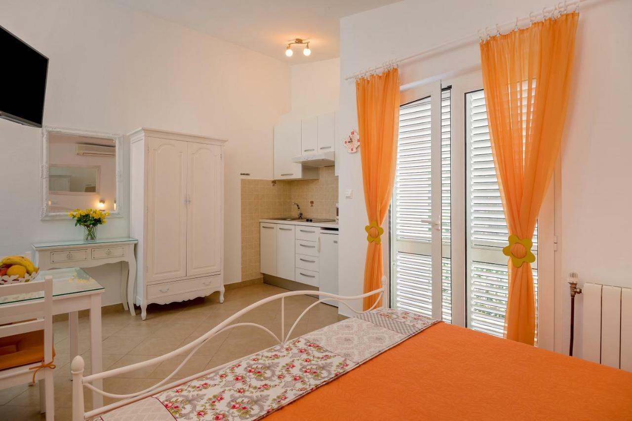 Apartments Villa Lilla Baška Voda Buitenkant foto