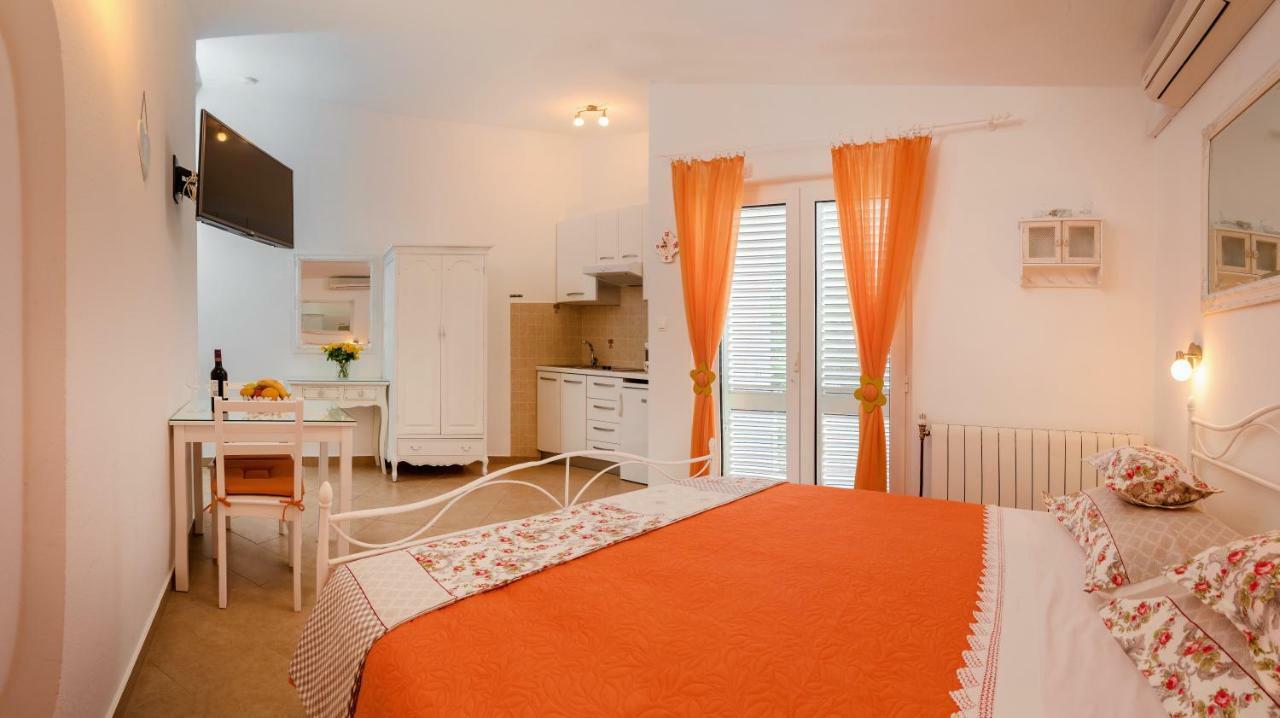 Apartments Villa Lilla Baška Voda Buitenkant foto